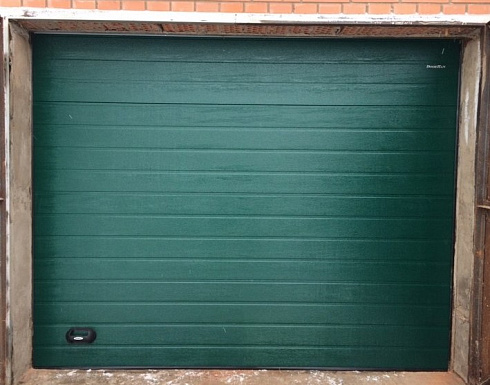 Секционные ворота DoorHan зеленого цвета
