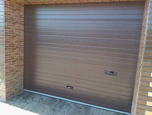 Секционные ворота DoorHan из сэндвич-панелей "доска"