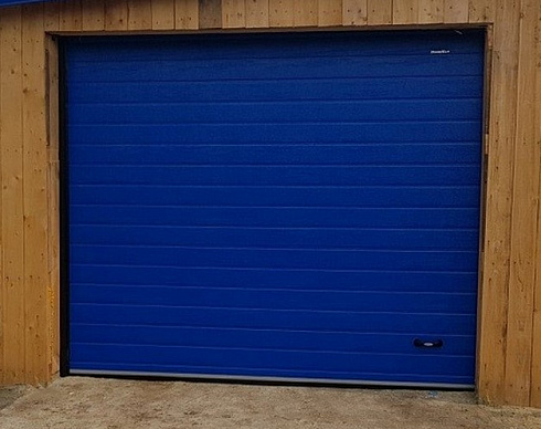 Секционные ворота DoorHan синего цвета