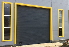 Промышленные секционные ворота серии isd01 из сэндвич панелей, цвет белый ral 9003