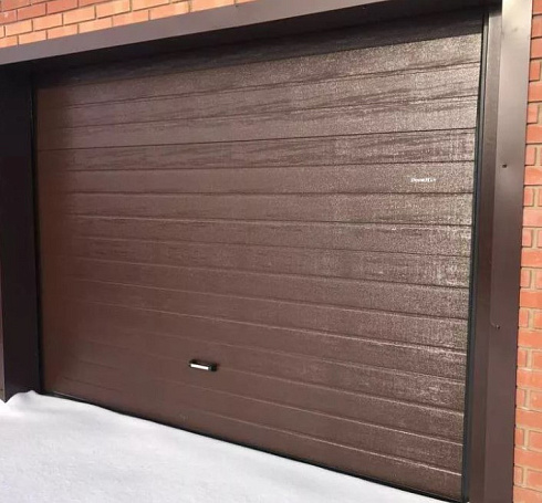 Гаражные ворота DoorHan коричневого цвета